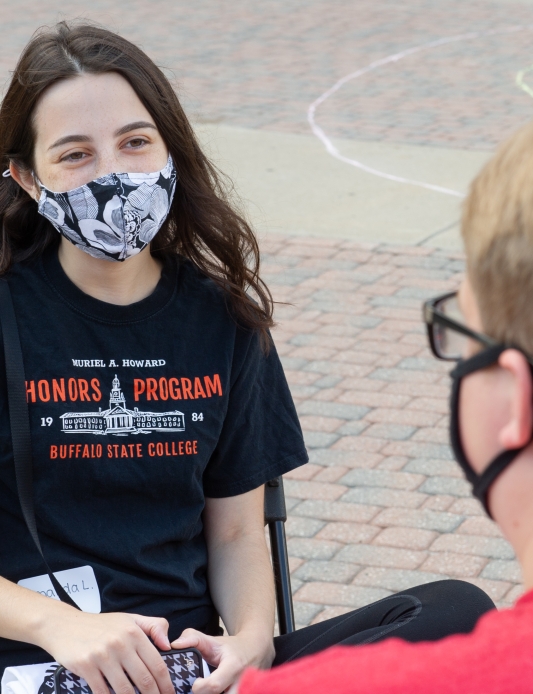 Honors Leader talking to a first-year student
